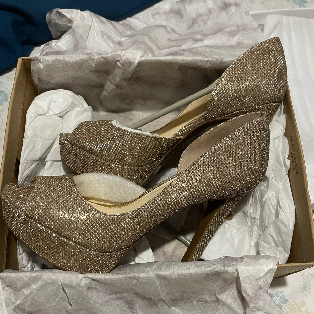 Style: JS- MARTELLA.   Color: Gold/ Jessica sparkle MSH.    Size: 8.5M